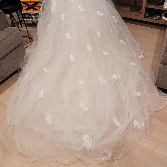 Wedding dress - Picture 7 of 9